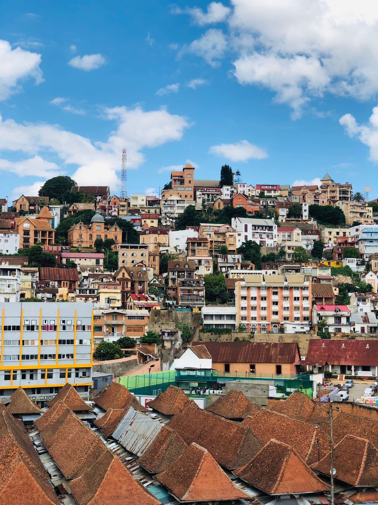 Vue d'Antananarivo avec ses collines urbaines et ses commerces