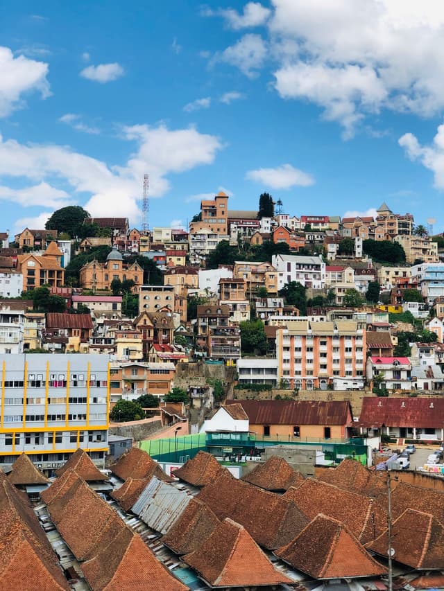 Vue d'Antananarivo avec ses collines urbaines et ses commerces