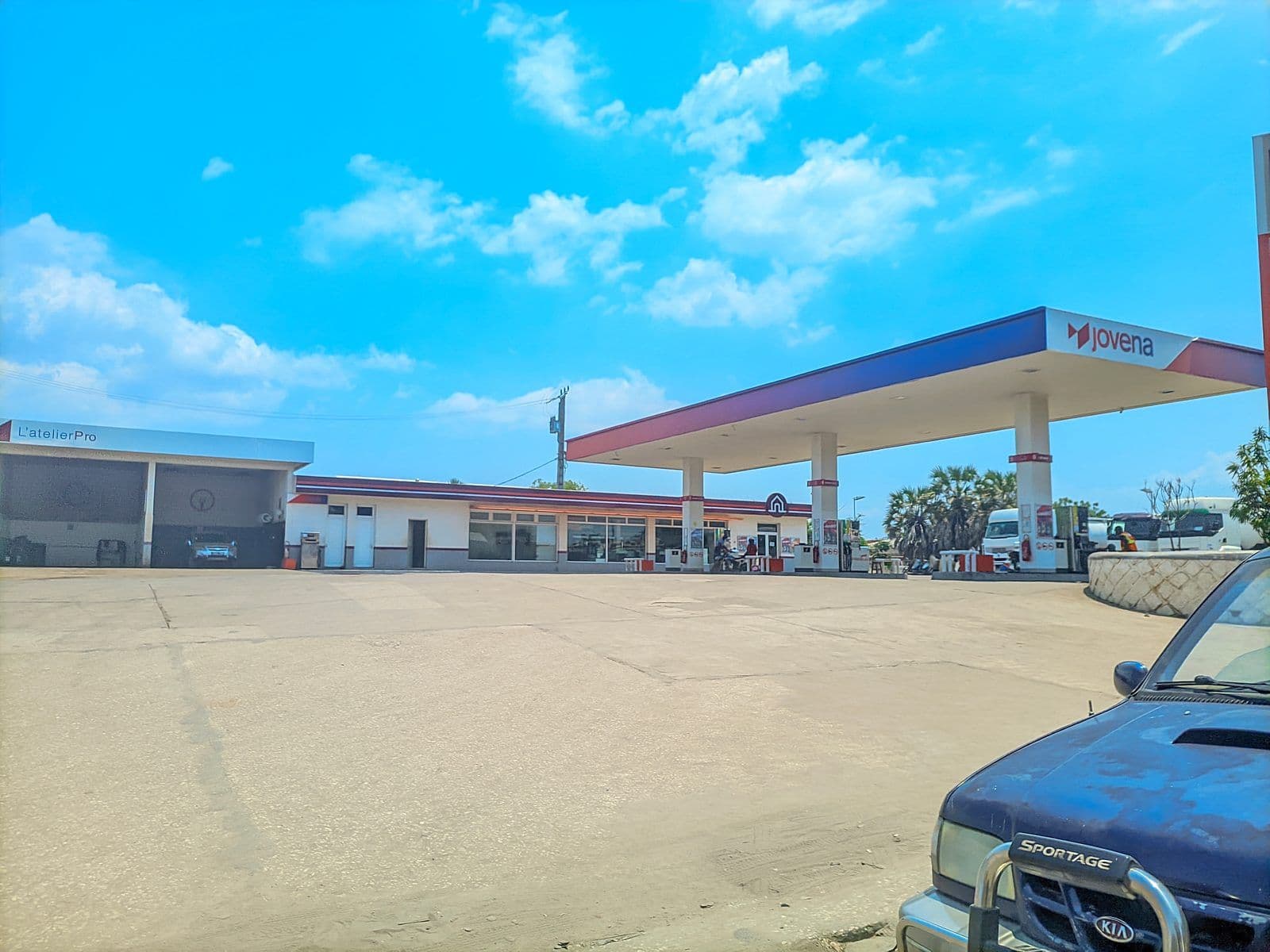Station-service à Mahajanga, auvent et pompes à carburant