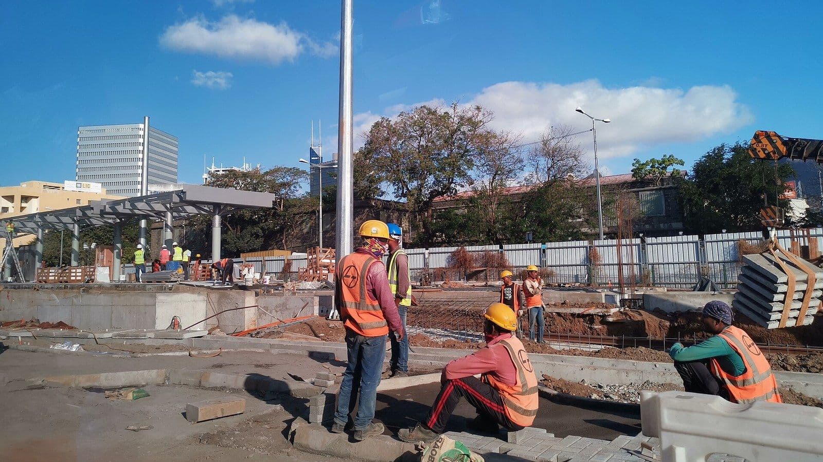 Ouvriers du batiment sur un chantier a Port-Louis, ile Maurice