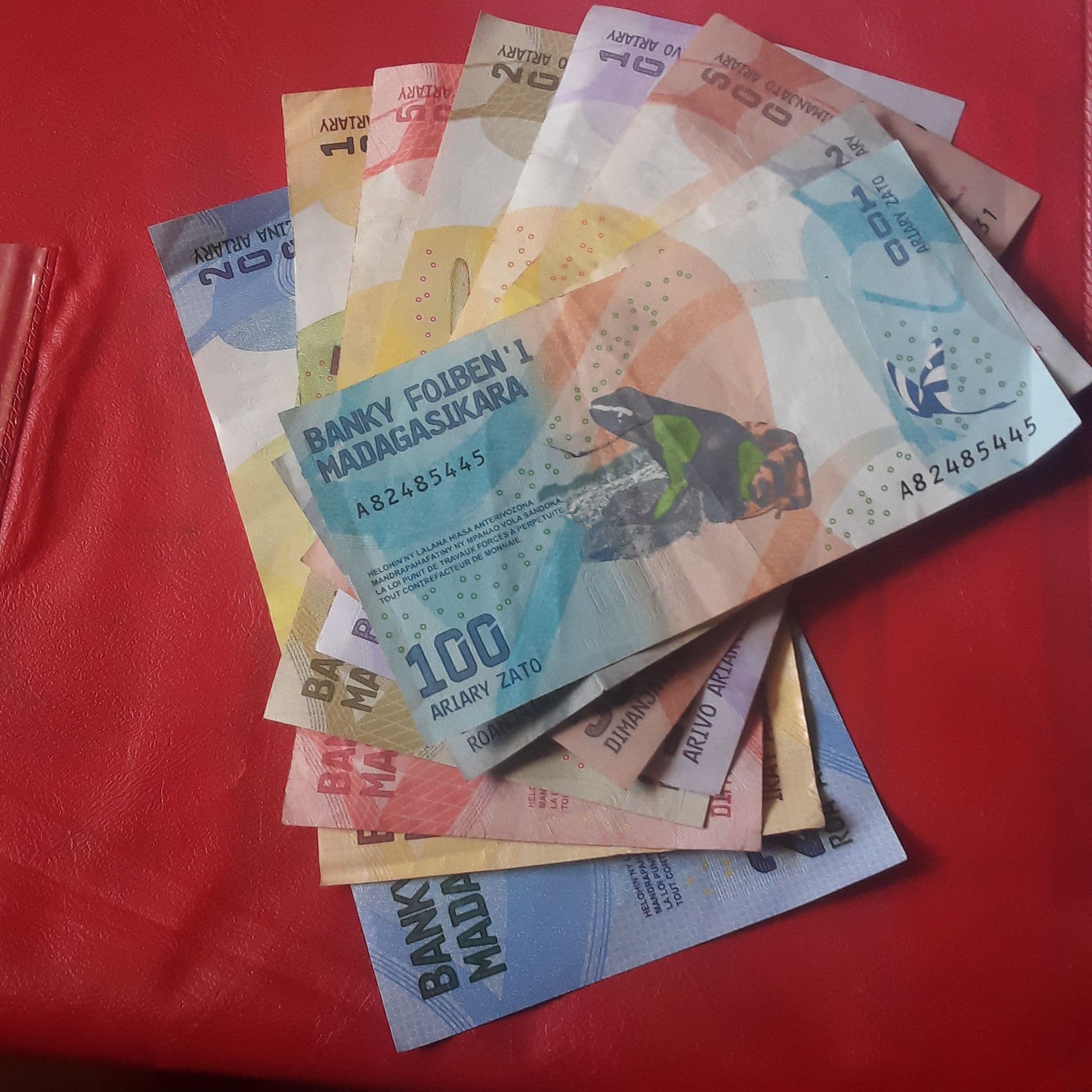 Billets de banque en ariary de la Banky Foiben'i Madagasikara disposes en eventail