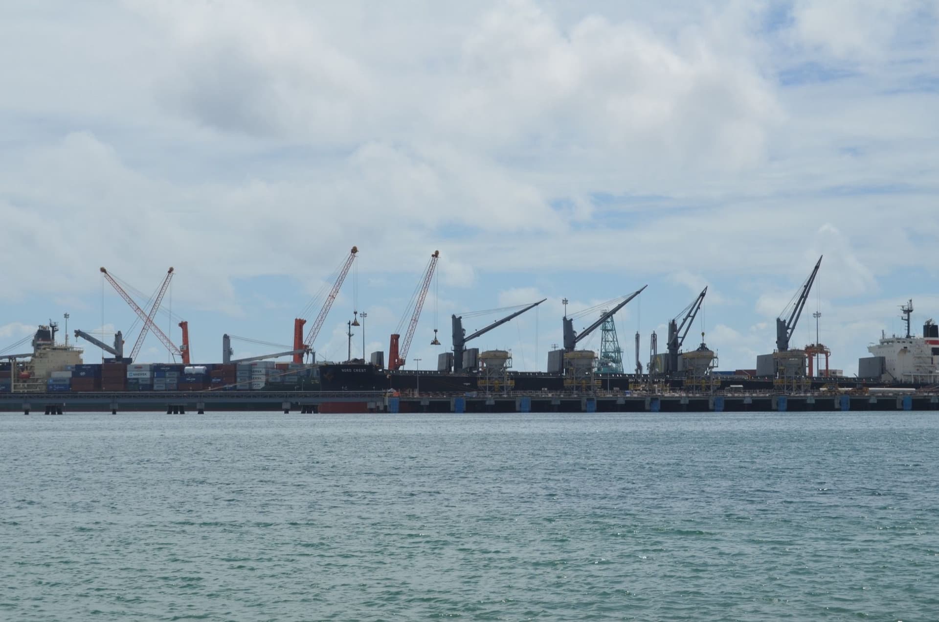Porte-conteneurs et grues à quai au port de Toamasina, principal point de sortie des exportations malgaches