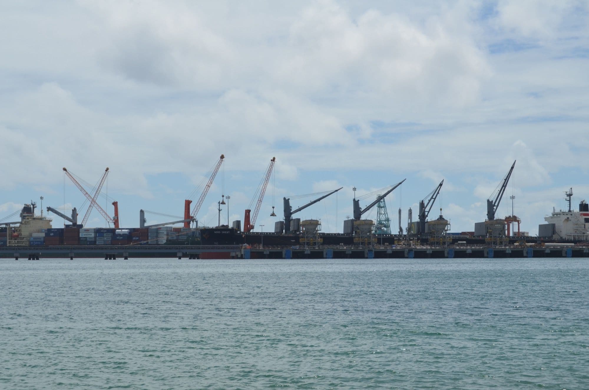 Porte-conteneurs et grues à quai au port de Toamasina, principal point de sortie des exportations malgaches