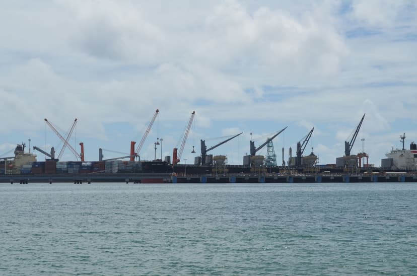 Porte-conteneurs et grues à quai au port de Toamasina, principal point de sortie des exportations malgaches