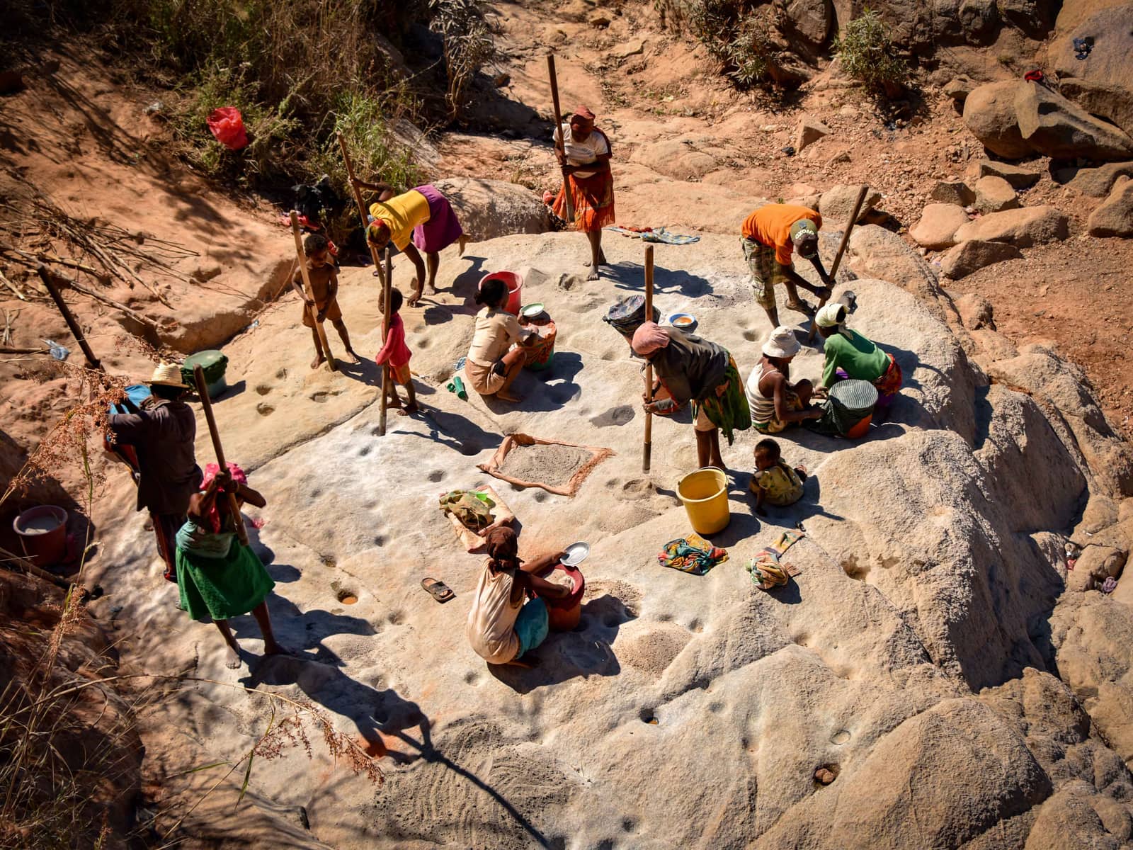Orpaillage artisanal sur une rivière à Madagascar