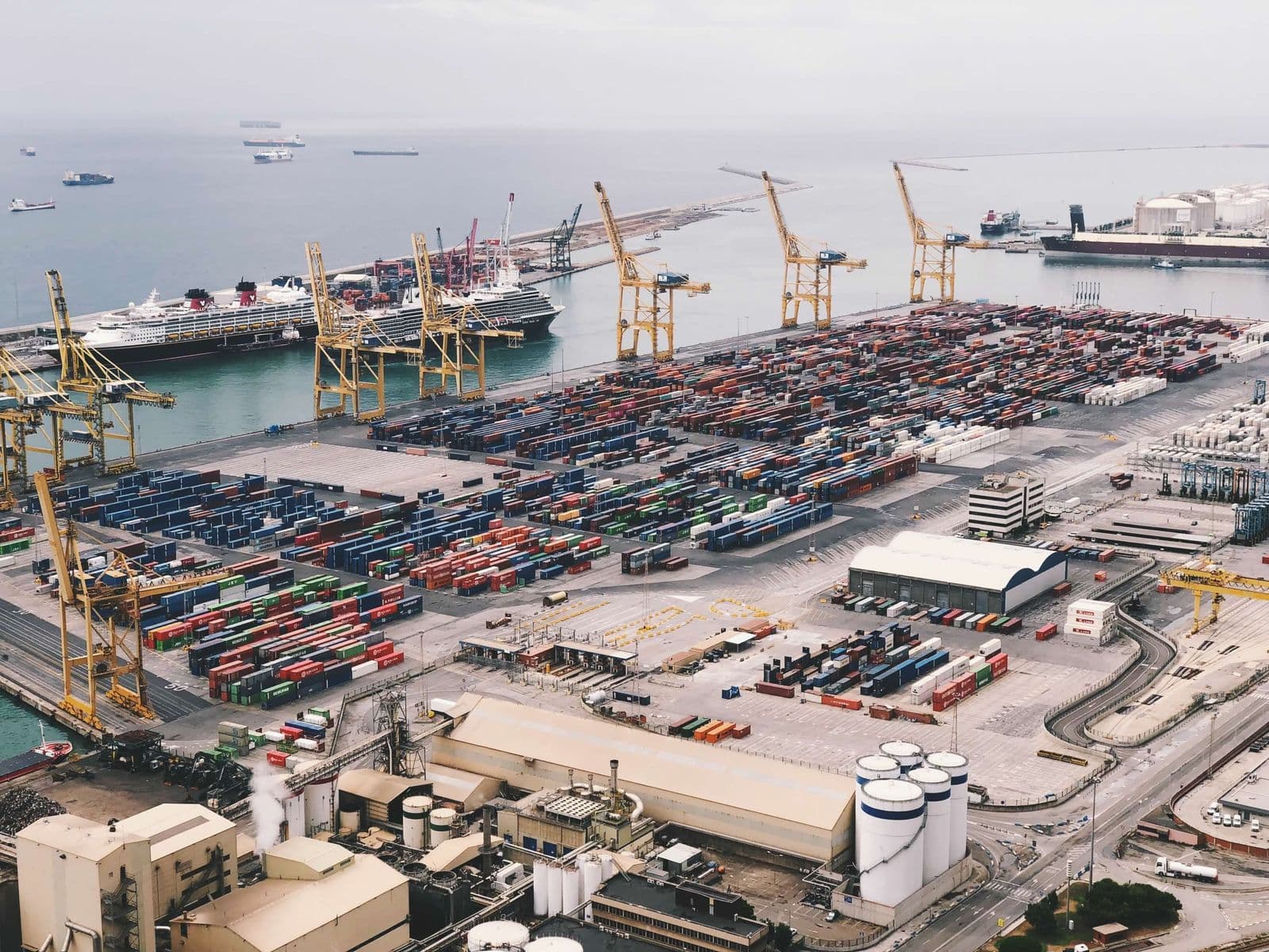 Vue aérienne d'un port de conteneurs avec grues et cargos