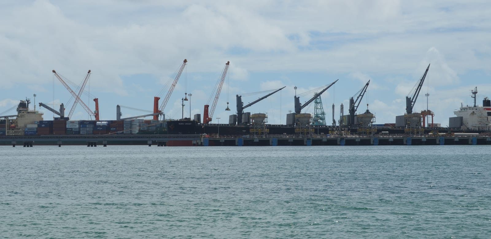 Cargo et conteneurs à quai au port de Toamasina, principal point d'entrée du riz importé