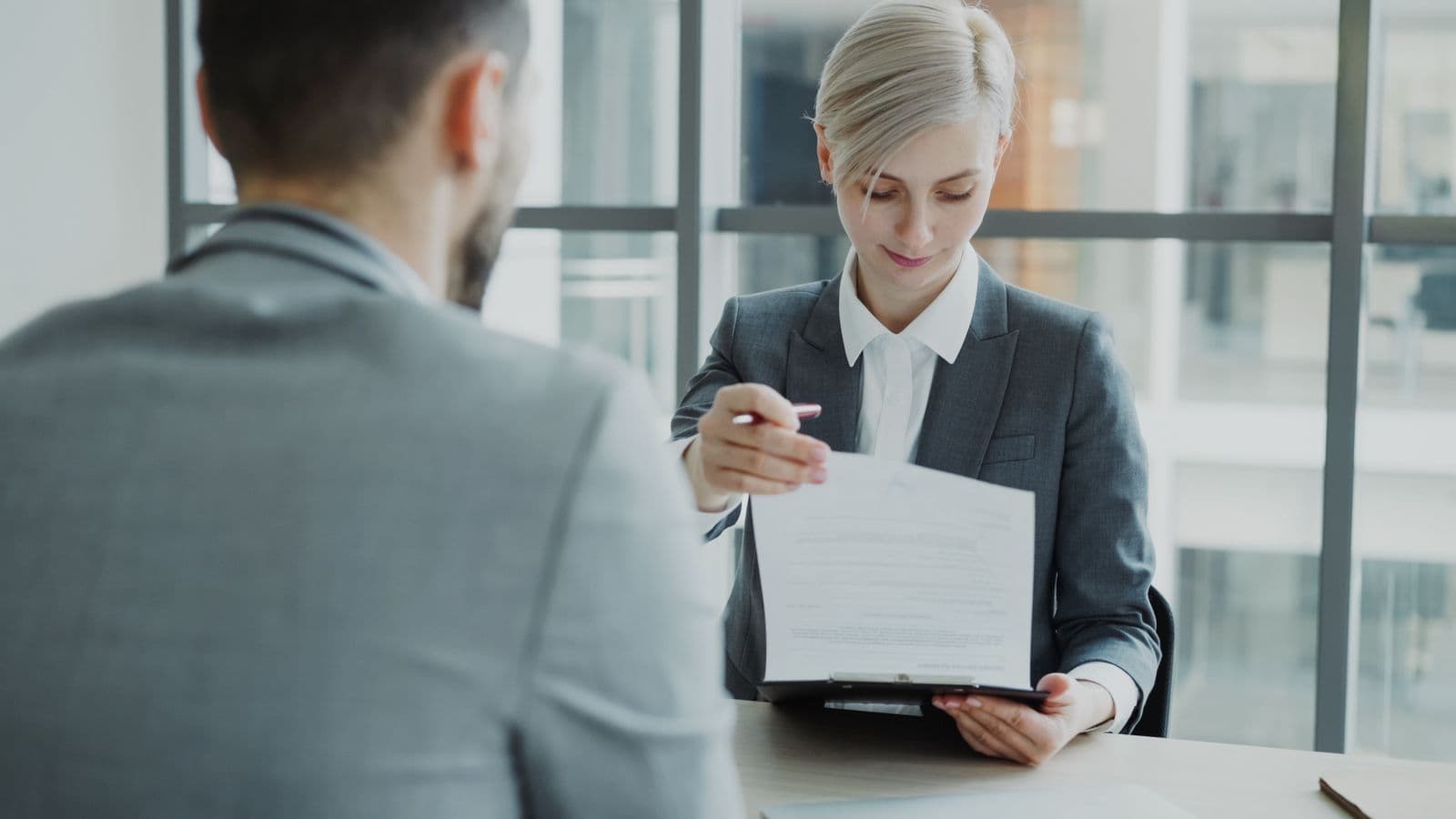 Réunion professionnelle autour d'un contrat de financement