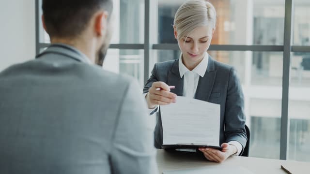 Réunion professionnelle autour d'un contrat de financement