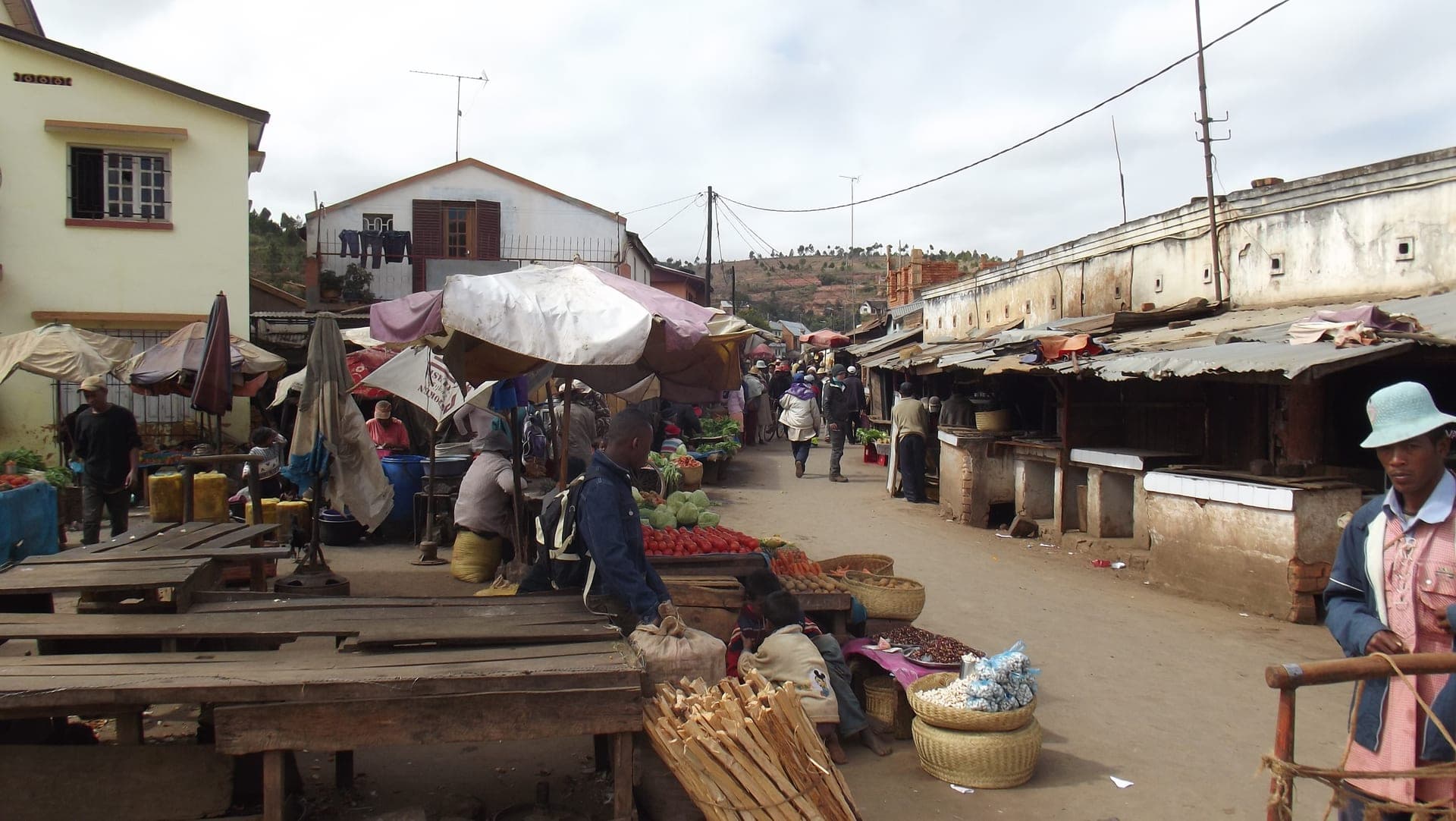 Etals du marche de Behenjy, sur les Hauts Plateaux malgaches