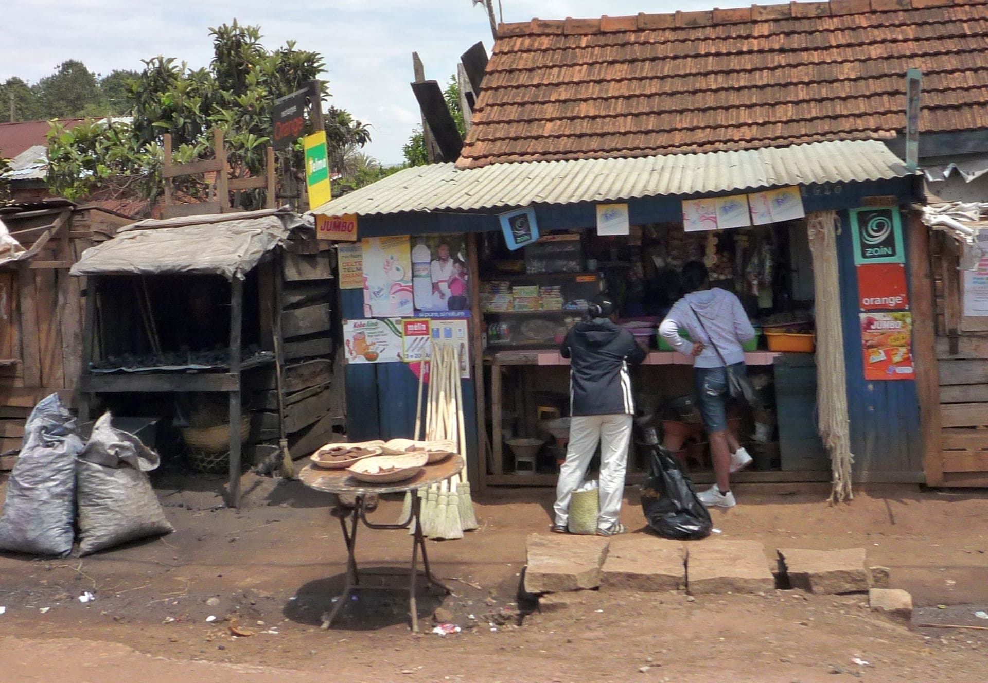 Epicerie de rue a Antsirabe portant les enseignes de plusieurs operateurs telephoniques
