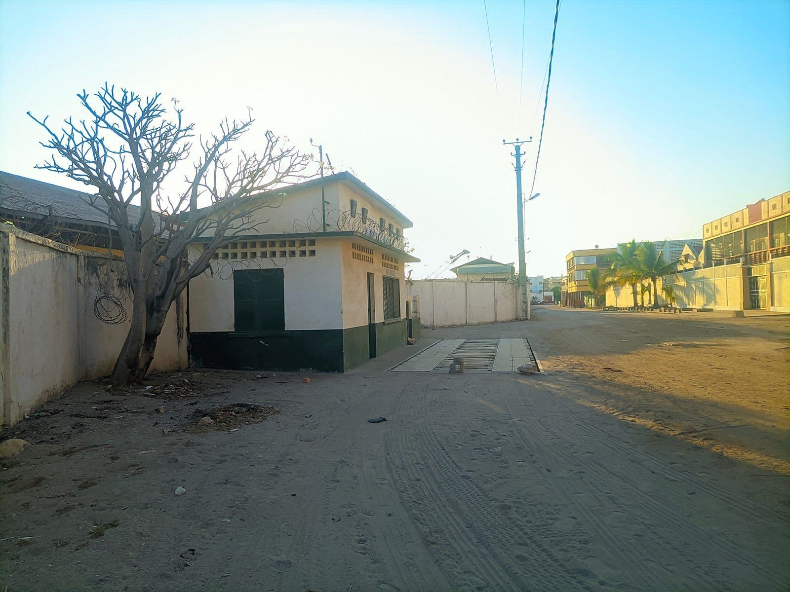 Entrée de la zone portuaire de Mahajanga, mur d'enceinte et poste de pesage