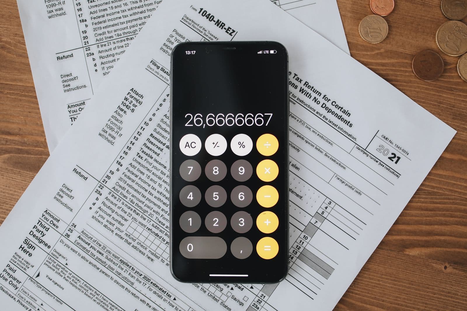 Formulaires fiscaux et calculatrice sur une table