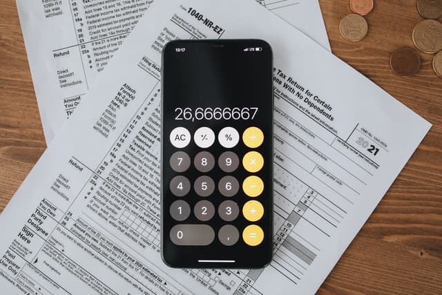 Formulaires fiscaux et calculatrice sur une table