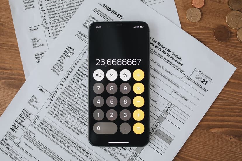 Formulaires fiscaux et calculatrice sur une table