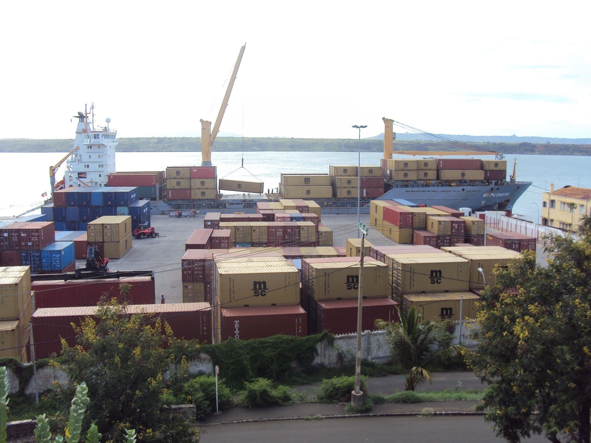 Porte-conteneurs MSC à quai dans le port d'Antsiranana, à Madagascar