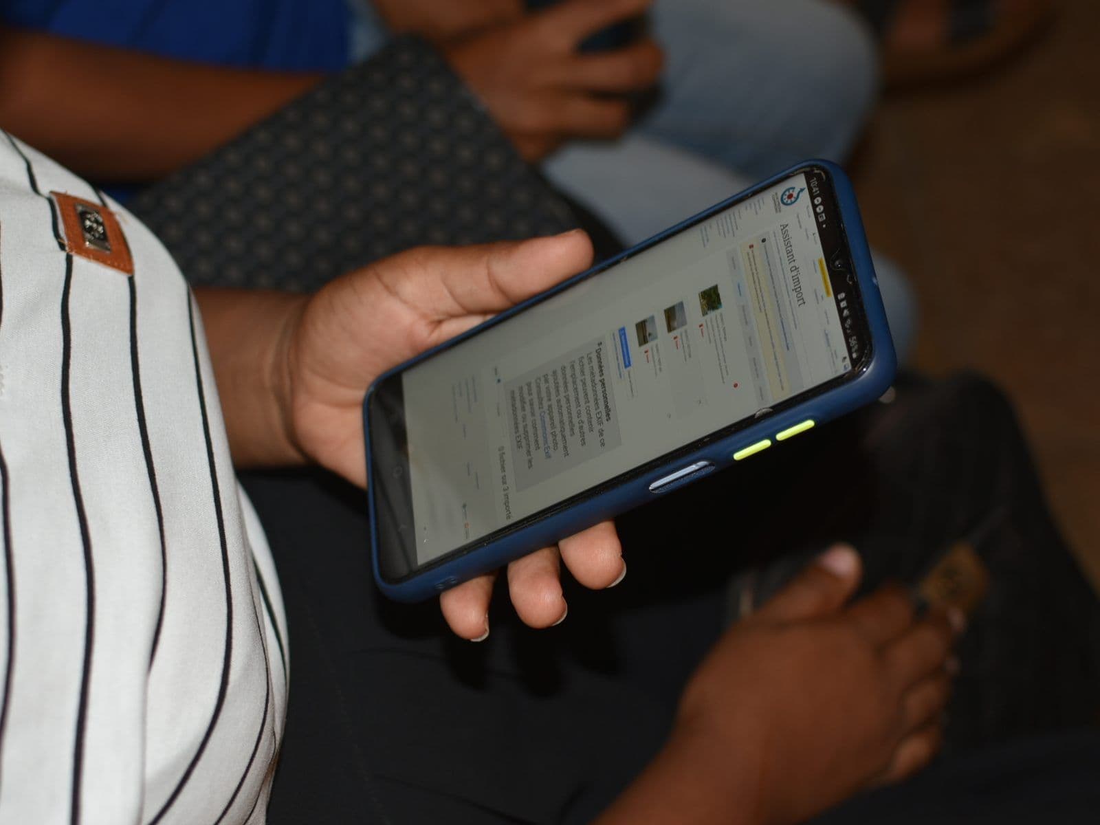 Smartphone tenu en main lors d'un atelier à Mahajanga