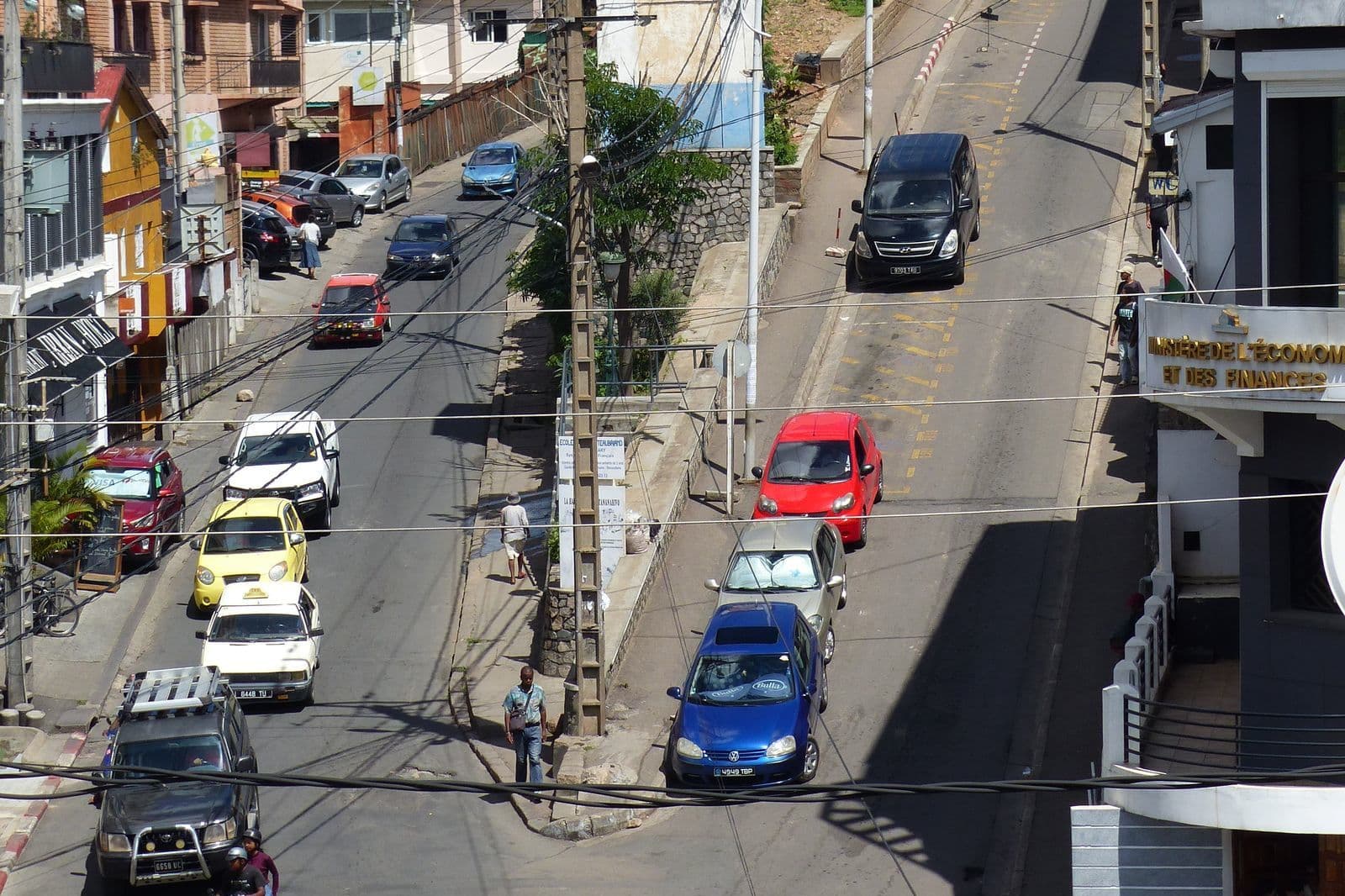 Rue d'Antananarivo devant le ministère de l'Économie et des Finances, avec taxis et taxi-moto