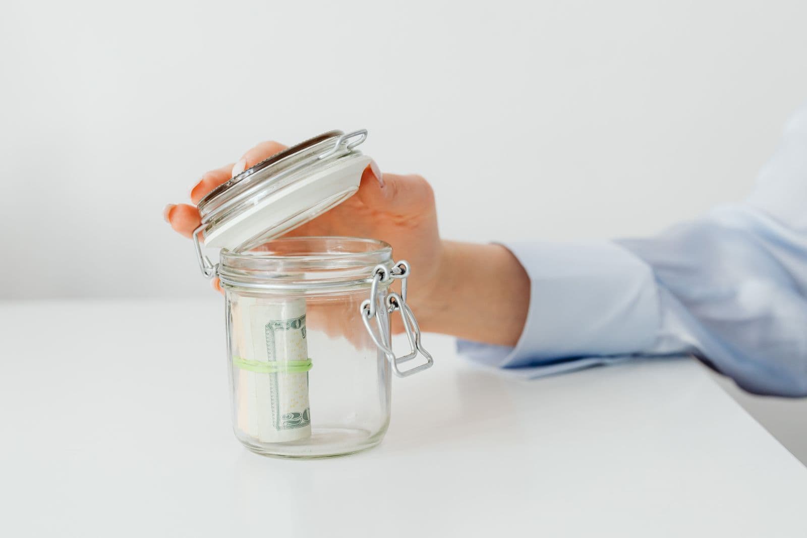 Pièces de monnaie déposées dans un bocal en verre, symbole d'épargne