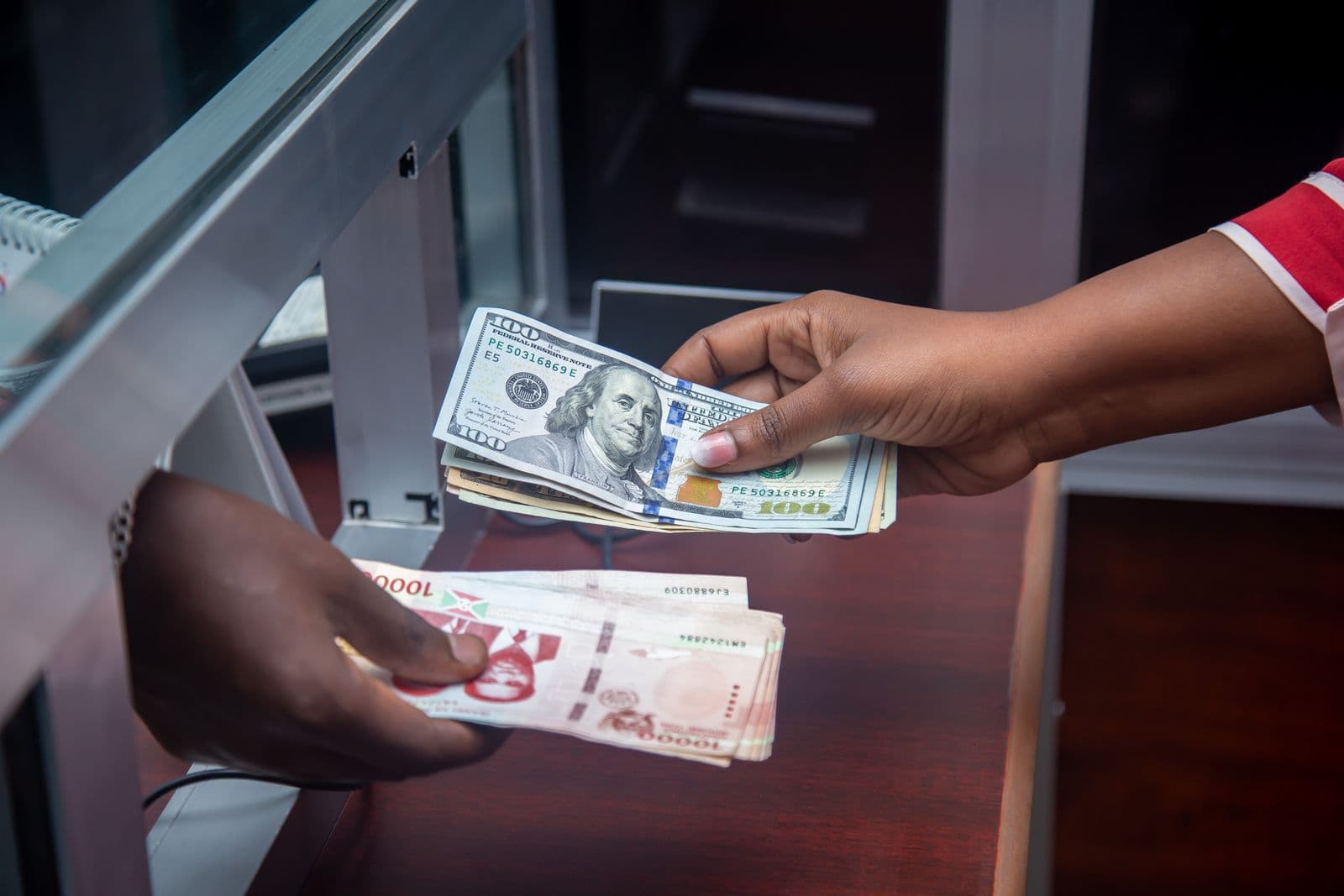 Échange de billets entre deux personnes