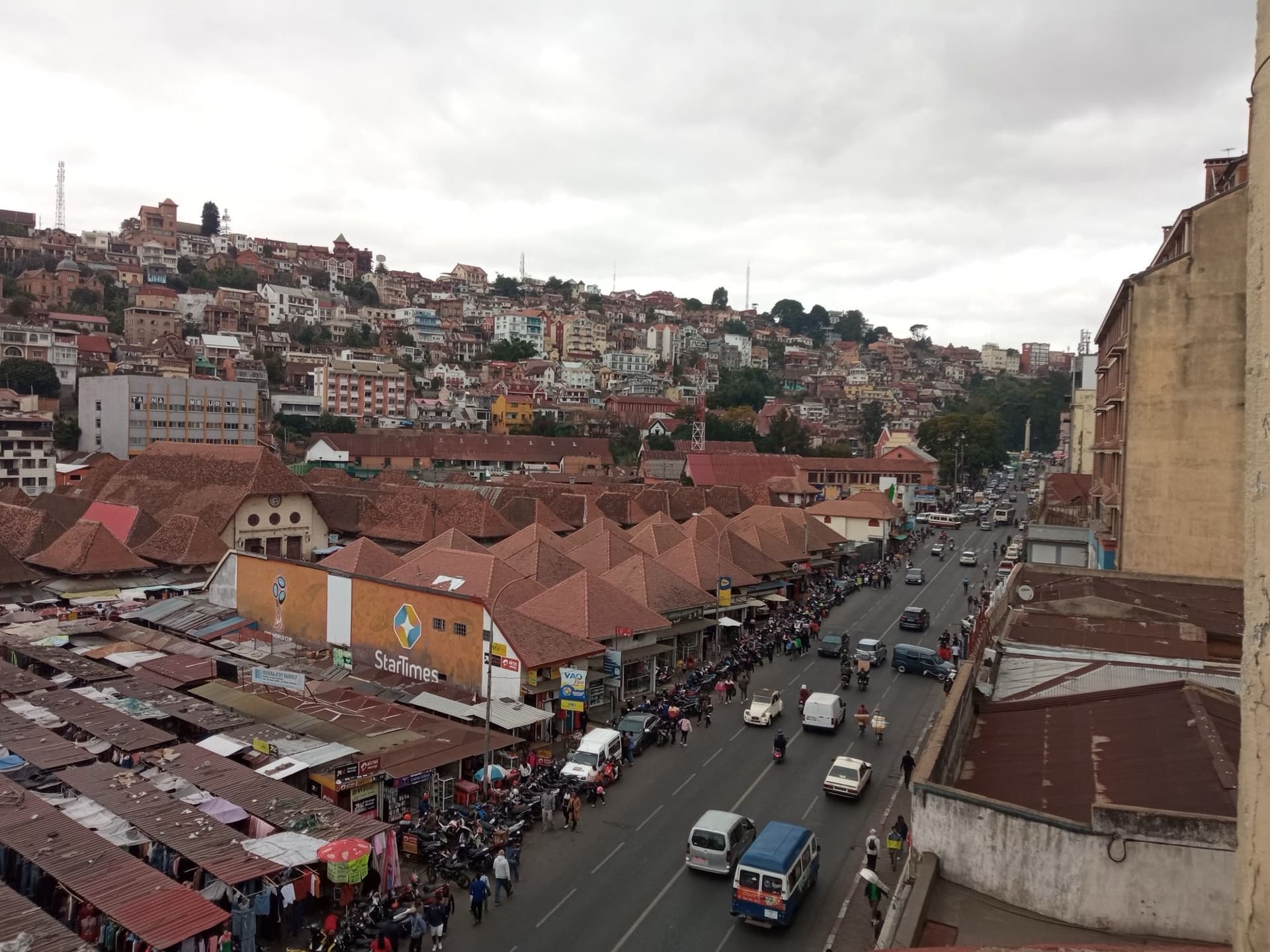Vue en hauteur du marché d'Analakely et de ses pavillons, cœur commerçant d'Antananarivo