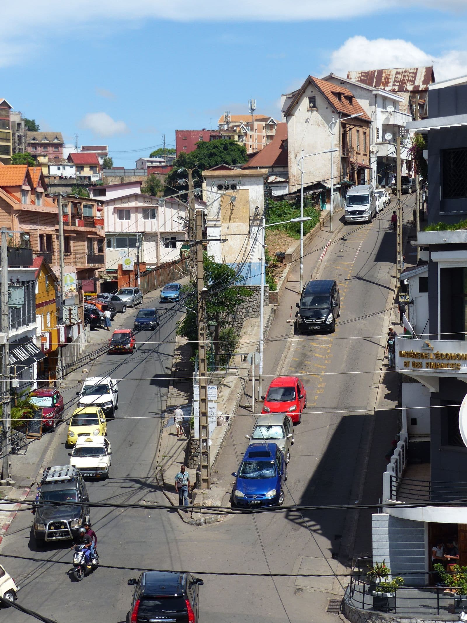 Rue d'Antananarivo devant le ministère de l'Économie et des Finances