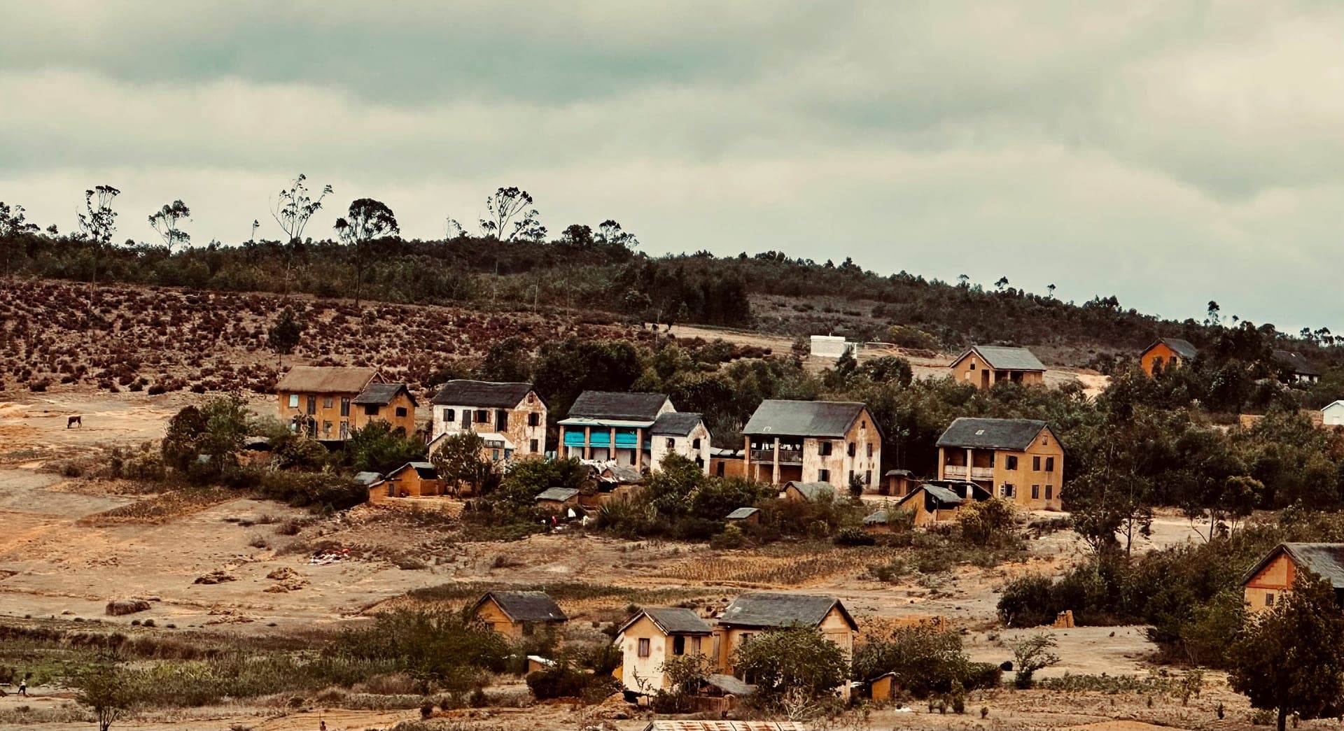 Village des Hauts Plateaux malgaches, maisons de brique sur une colline