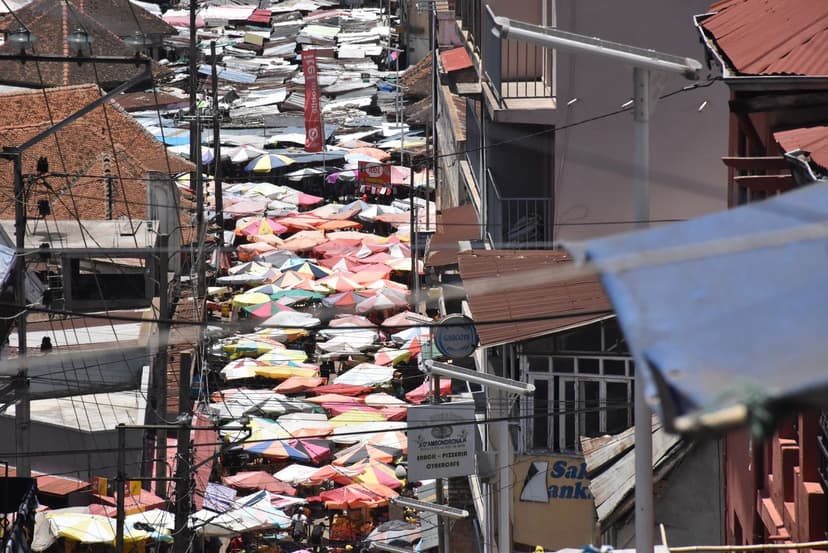 Rue commerçante du quartier d'Ambondrona, à Antananarivo, couverte de parasols de marché