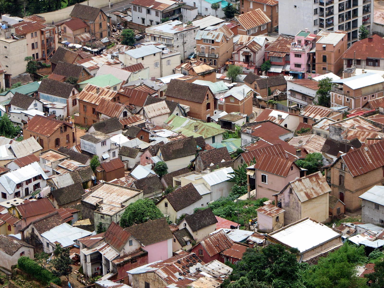 Toits de maisons dans un quartier résidentiel dense d'Antananarivo