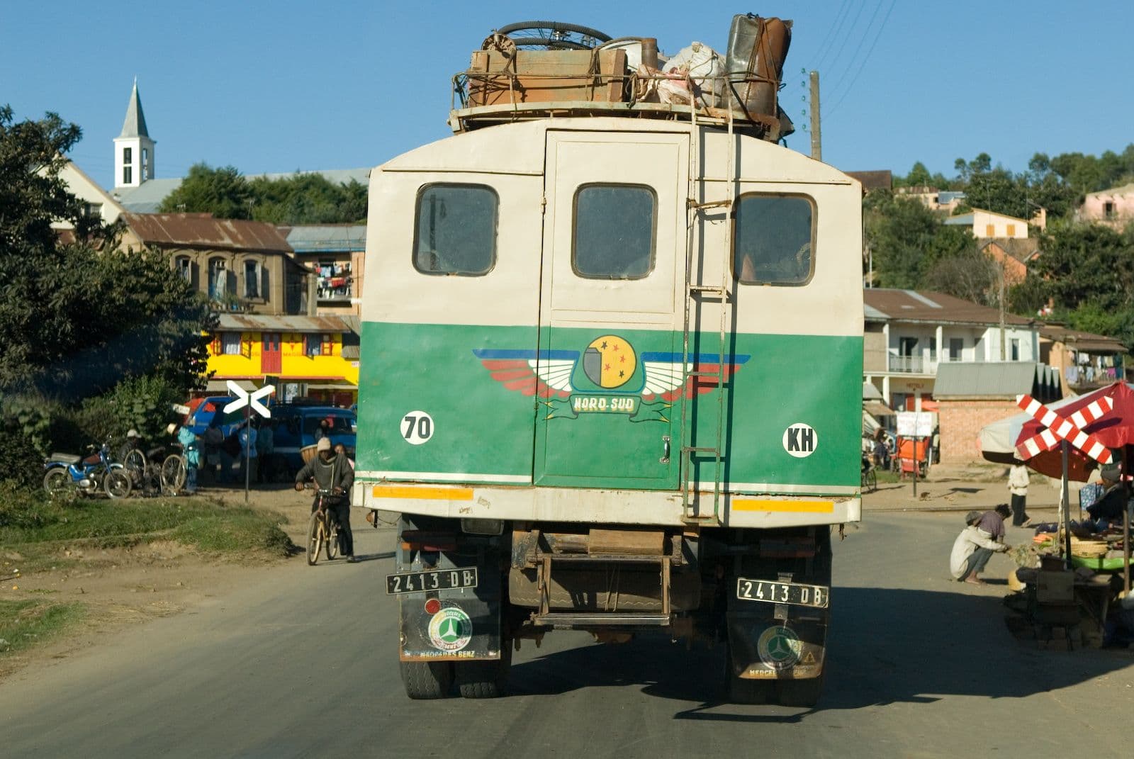 Taxi-brousse Nord-Sud chargé de bagages sur une route nationale à Madagascar