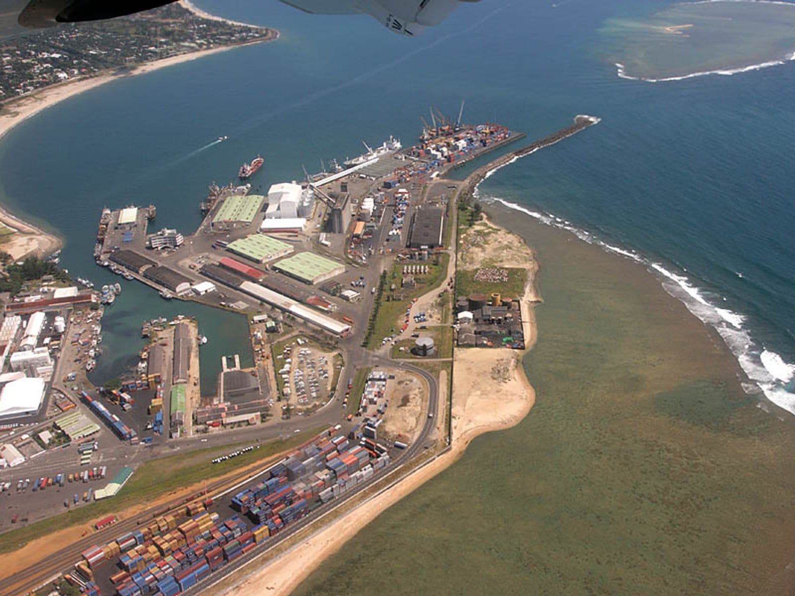 Vue aérienne du port de Toamasina et de ses parcs à conteneurs