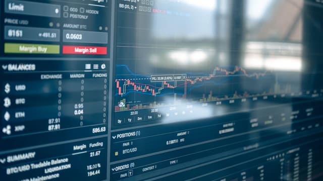 Graphique de marché en baisse, illustrant la faiblesse de l'ariary