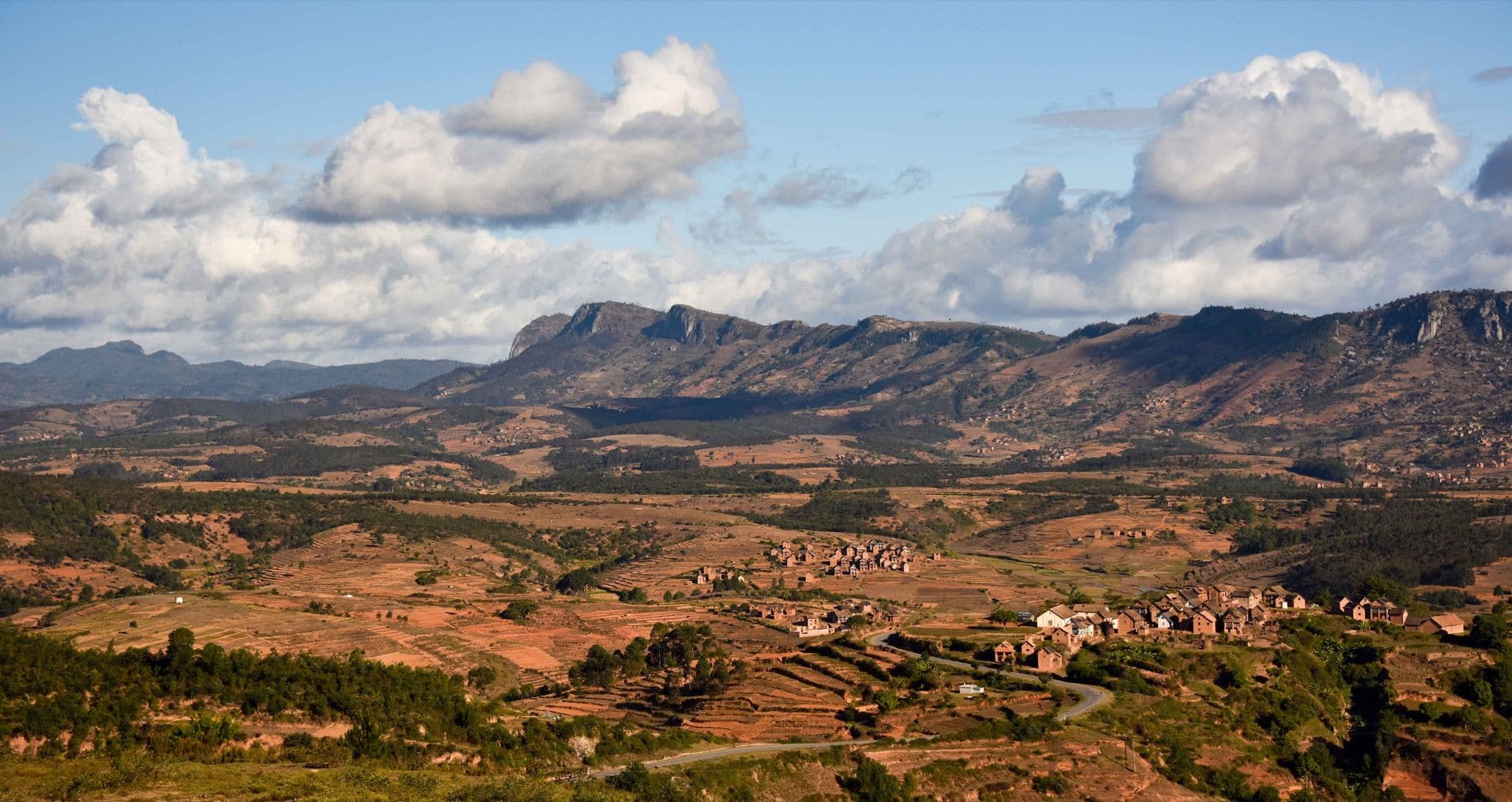 Paysage agricole des hautes terres malgaches, parcelles cultivées et habitat dispersé