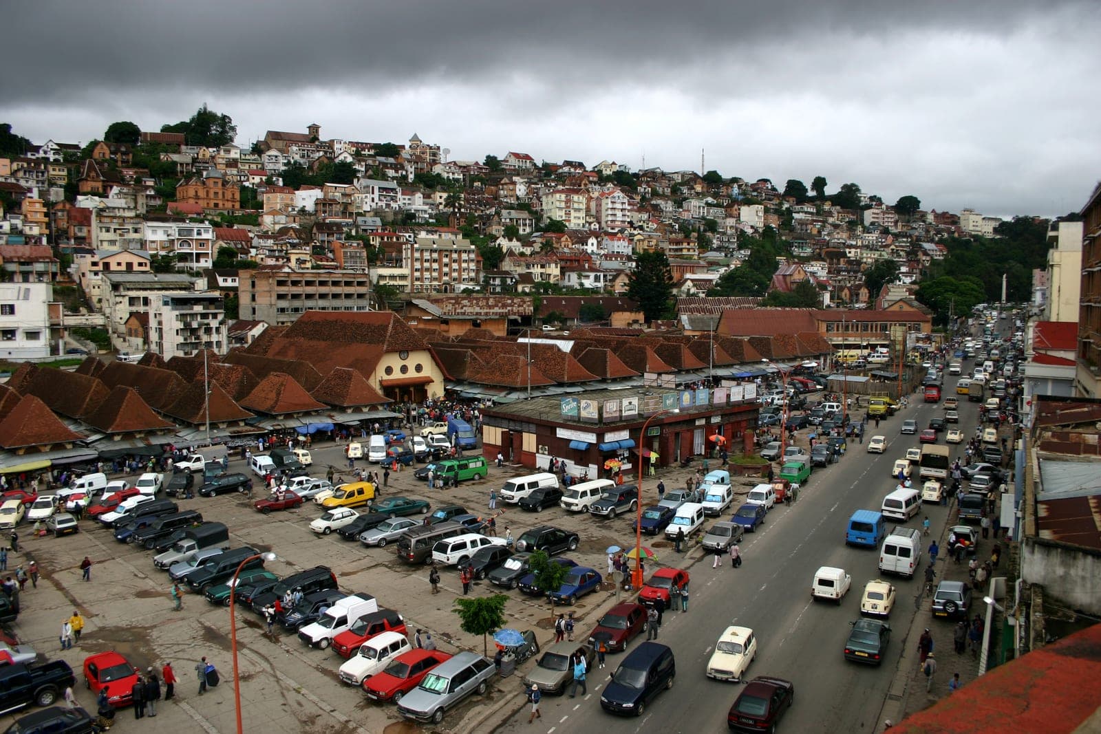 Parking de voitures d'occasion et circulation sur la place d'Analakely, Antananarivo